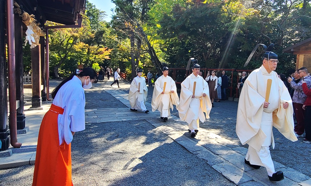 明治祭 10時53分 礼拝が終わり社務所へ戻る神職たち