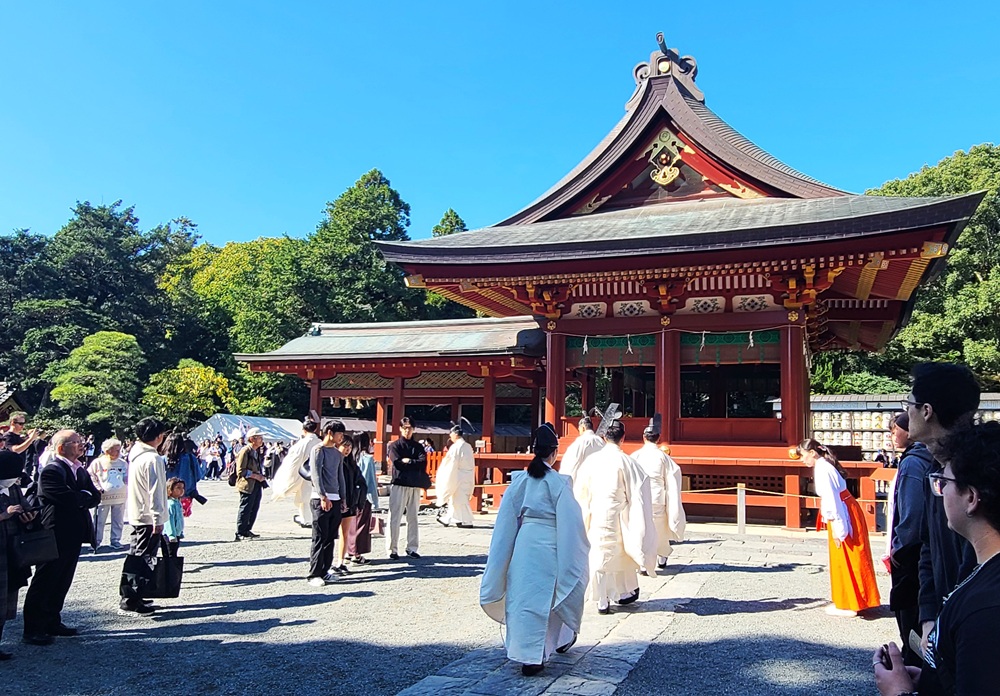 明治祭 10時53分 礼拝が終わり社務所へ戻る神職たち