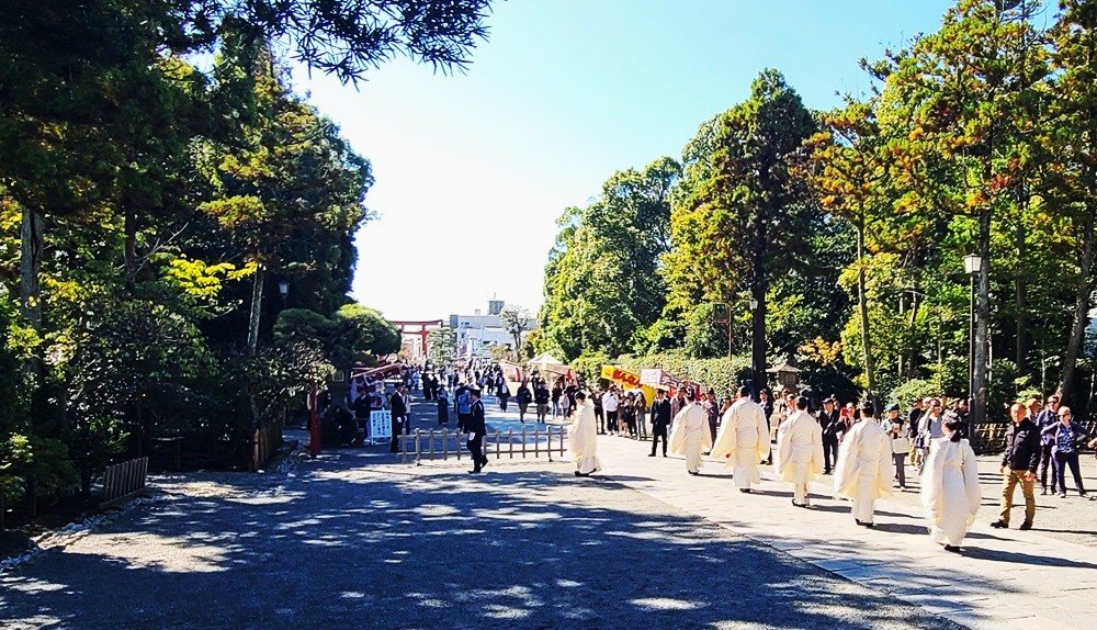 明治祭 10時55分 礼拝が終わり社務所へ戻る神職たち