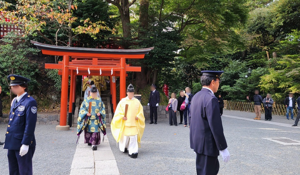 火焚祭が終わり降りてきた神職たち