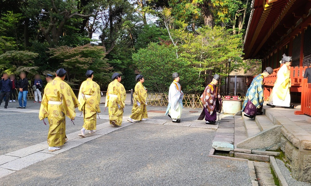 火焚祭が終わり本殿に戻る神職たち