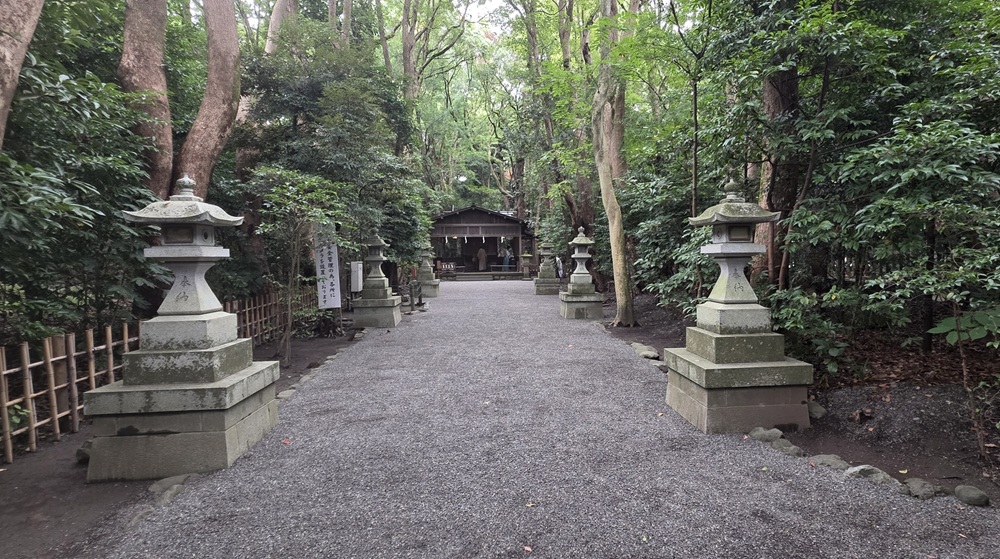 祖霊社の参道（砂利道）