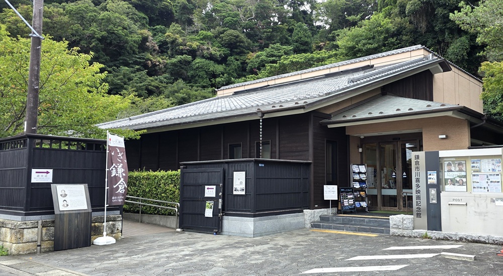 写真の左の入り口から入ります