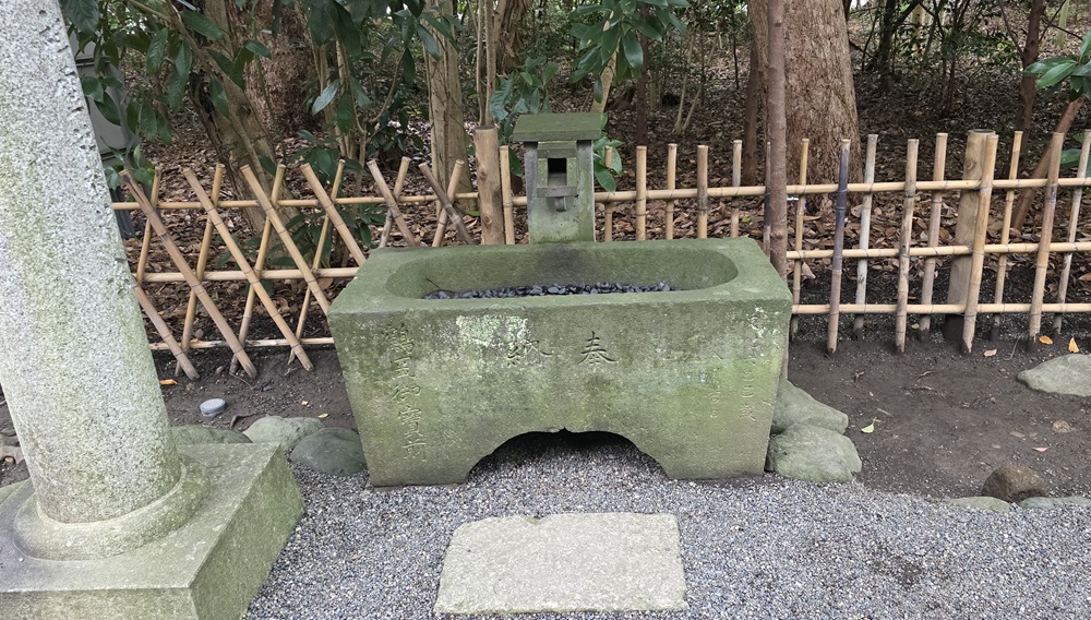 祖霊社の門をくぐったすぐ左手にある手水舎、現在は使われていない