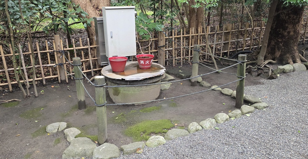 祖霊社の参道にある防火用具