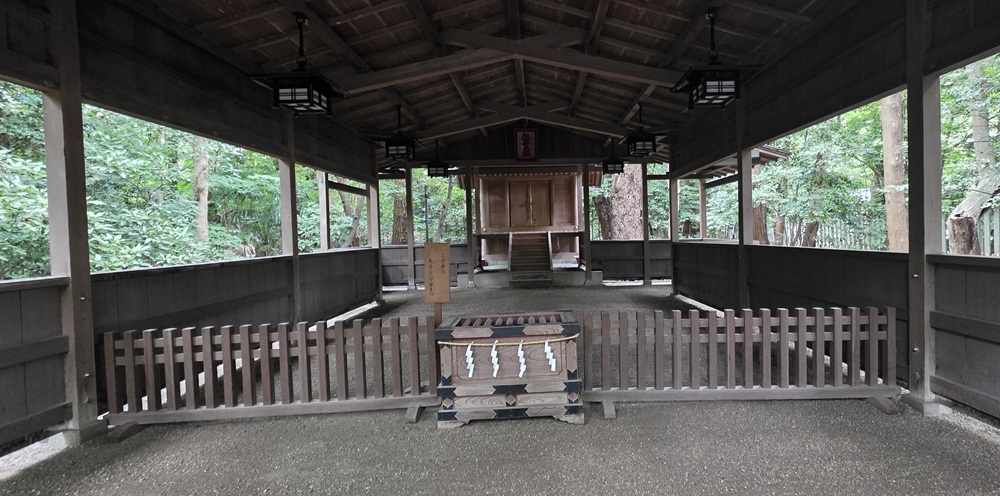 祖霊社の中、参拝も出来ます