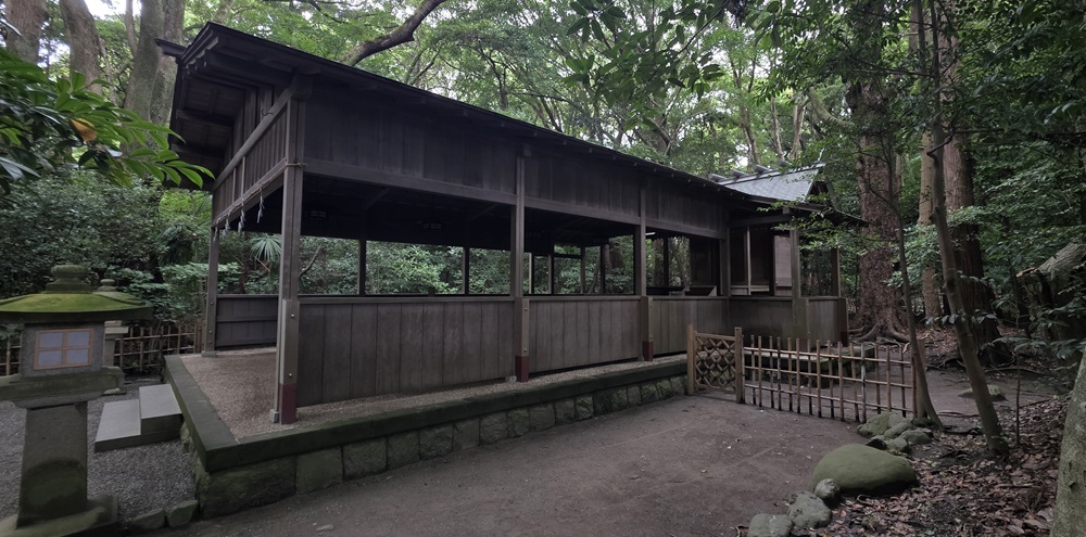 祖霊社を横から見た様子