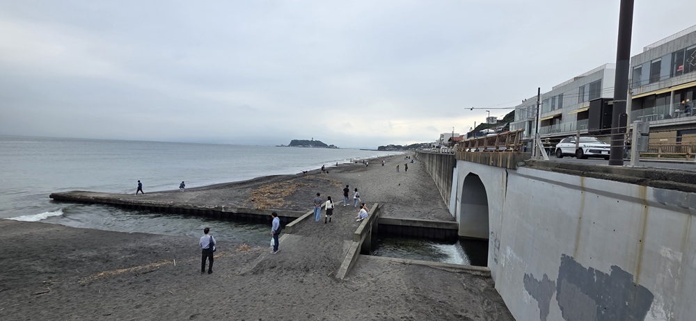 現在の七里ヶ浜と遠くに見える江の島