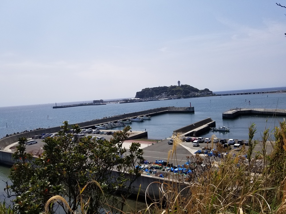 腰越漁港と江の島(小動神社から見る)
